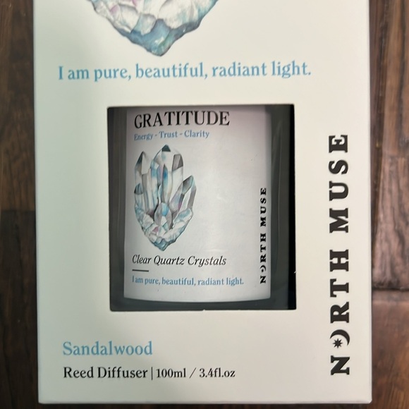 North Muse Energise Sandalwood Reed Diffuser with Clear Quartz Crystals - Picture 3 of 3